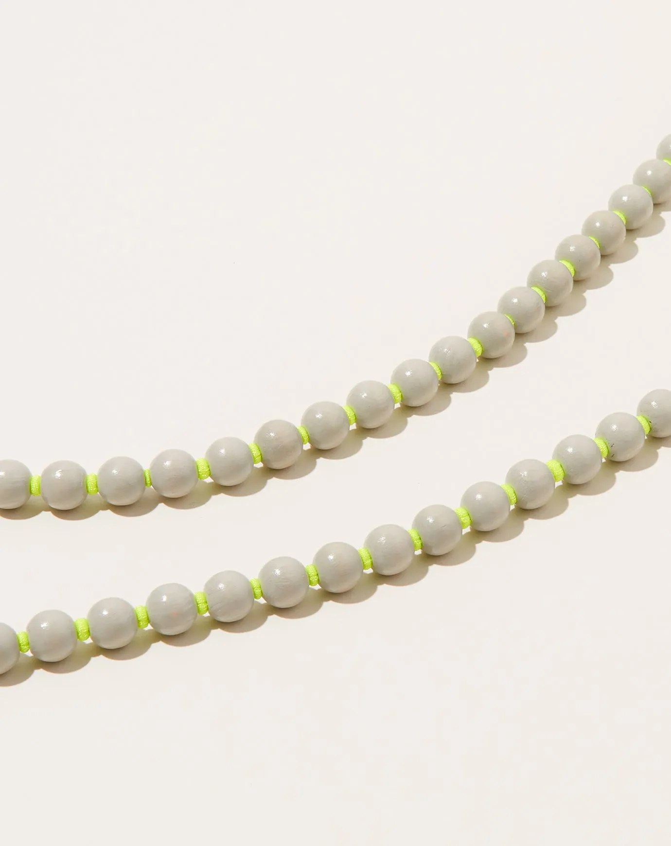 Handykette iPhone Necklace in Light Grey on Neon Yellow